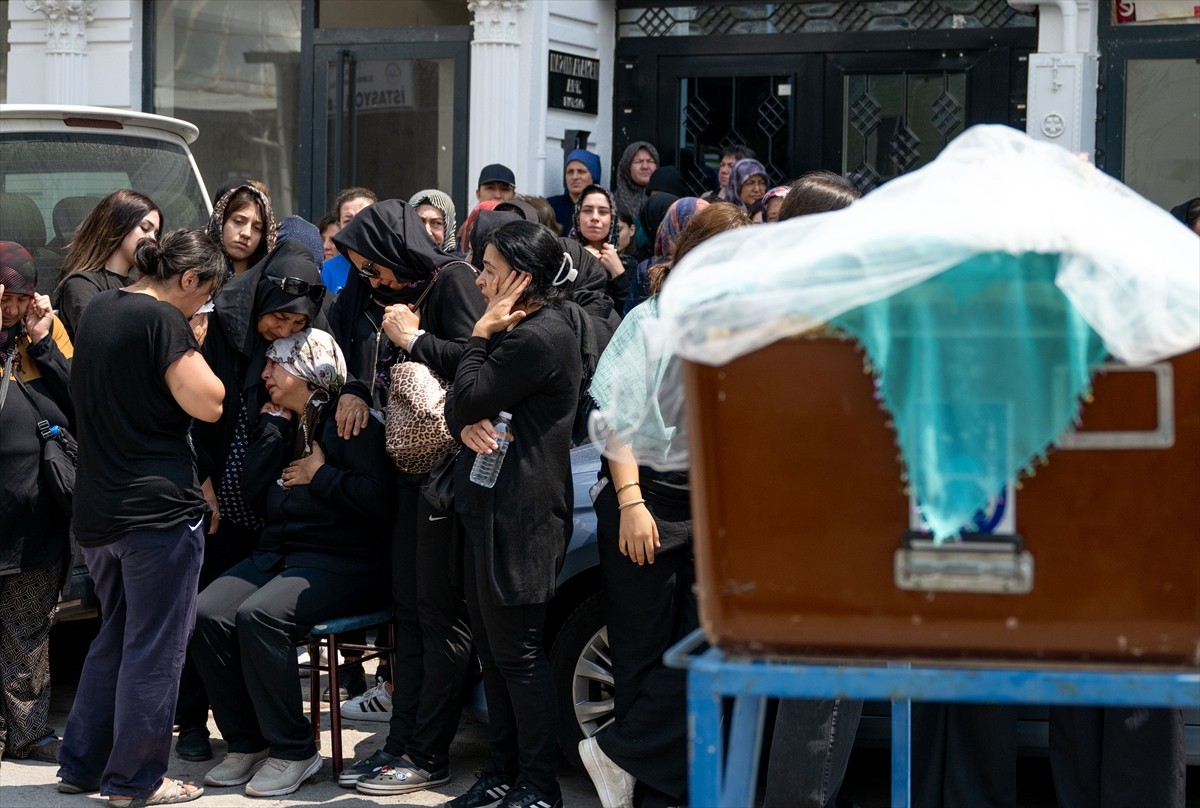 Ankara'nın Elmadağ ilçesinde kopan tır lastiğinin çarpması sonucu yaşamını yitiren 18 yaşındaki...