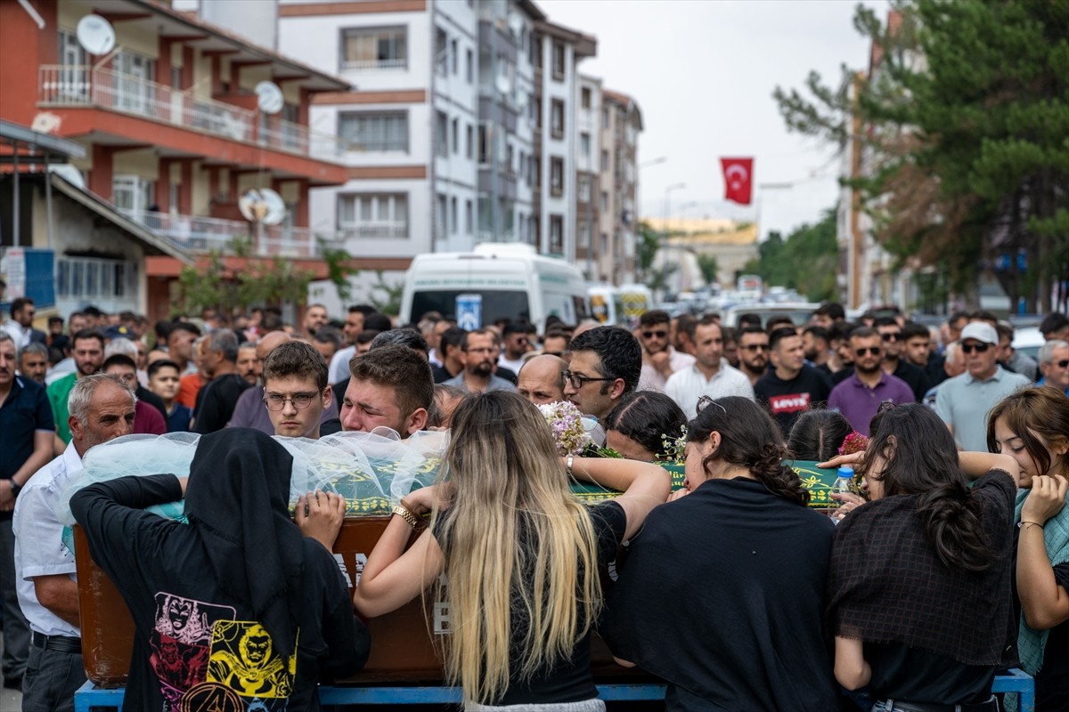 Ankara'nın Elmadağ ilçesinde kopan tır lastiğinin çarpması sonucu yaşamını yitiren 18 yaşındaki...