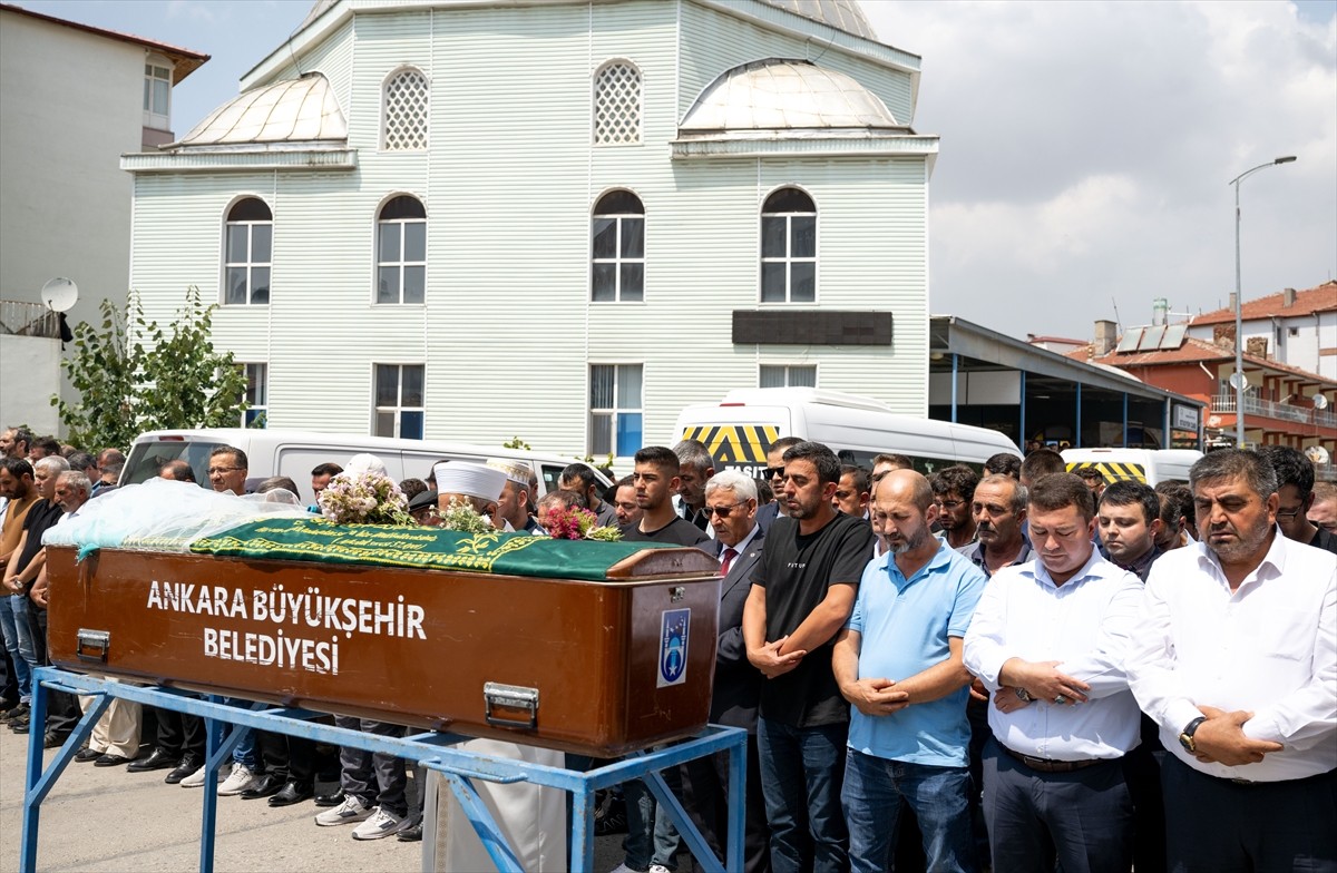 Ankara'nın Elmadağ ilçesinde kopan tır lastiğinin çarpması sonucu yaşamını yitiren 18 yaşındaki...