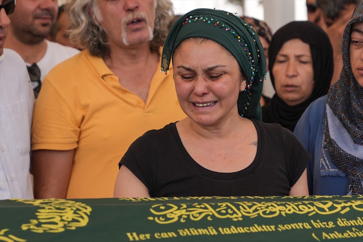 Ankara'nın Sincan ilçesinde, asansör boşluğuna düşerek hayatını kaybeden Beren Su Bolat'ın cenaze...