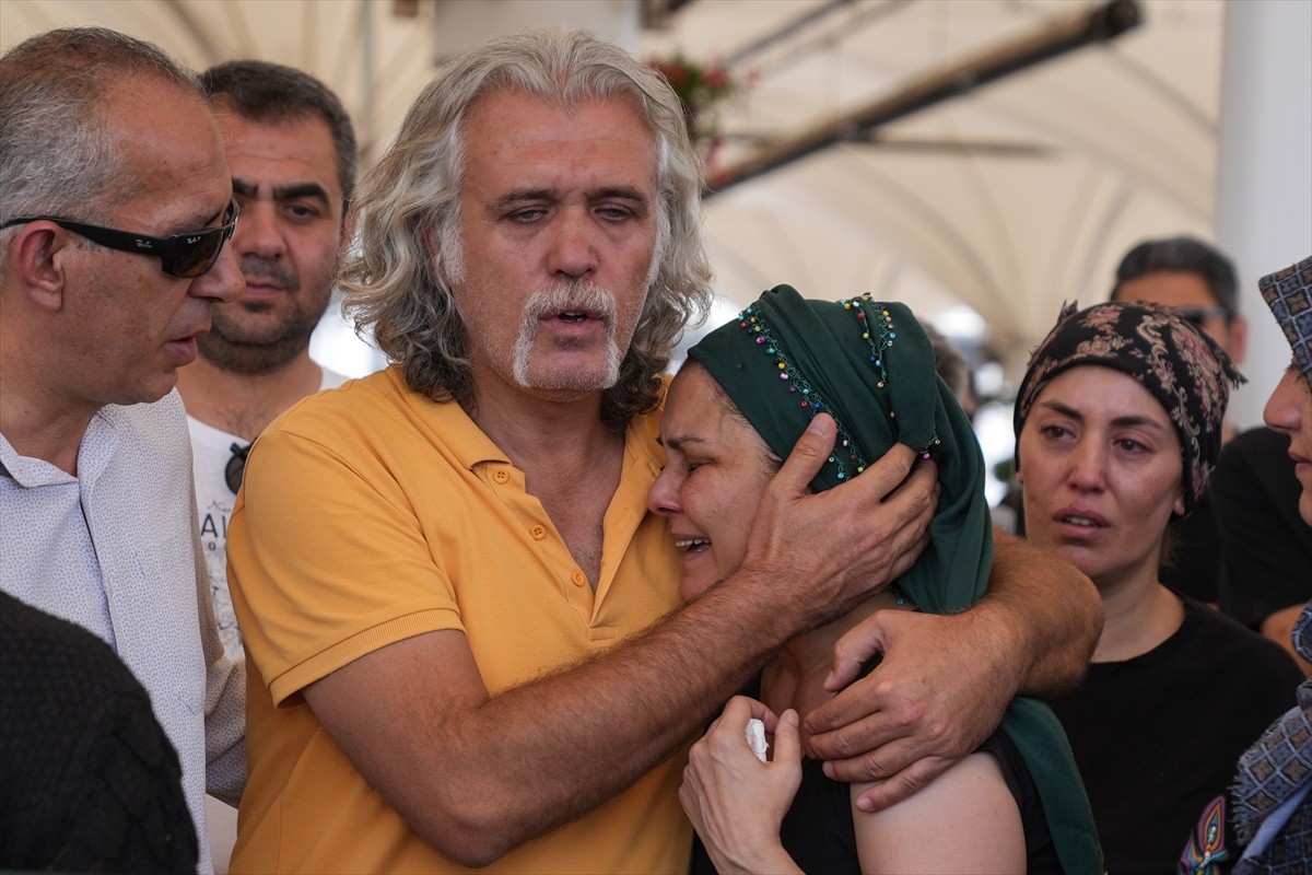 Ankara'nın Sincan ilçesinde, asansör boşluğuna düşerek hayatını kaybeden Beren Su Bolat'ın cenaze...