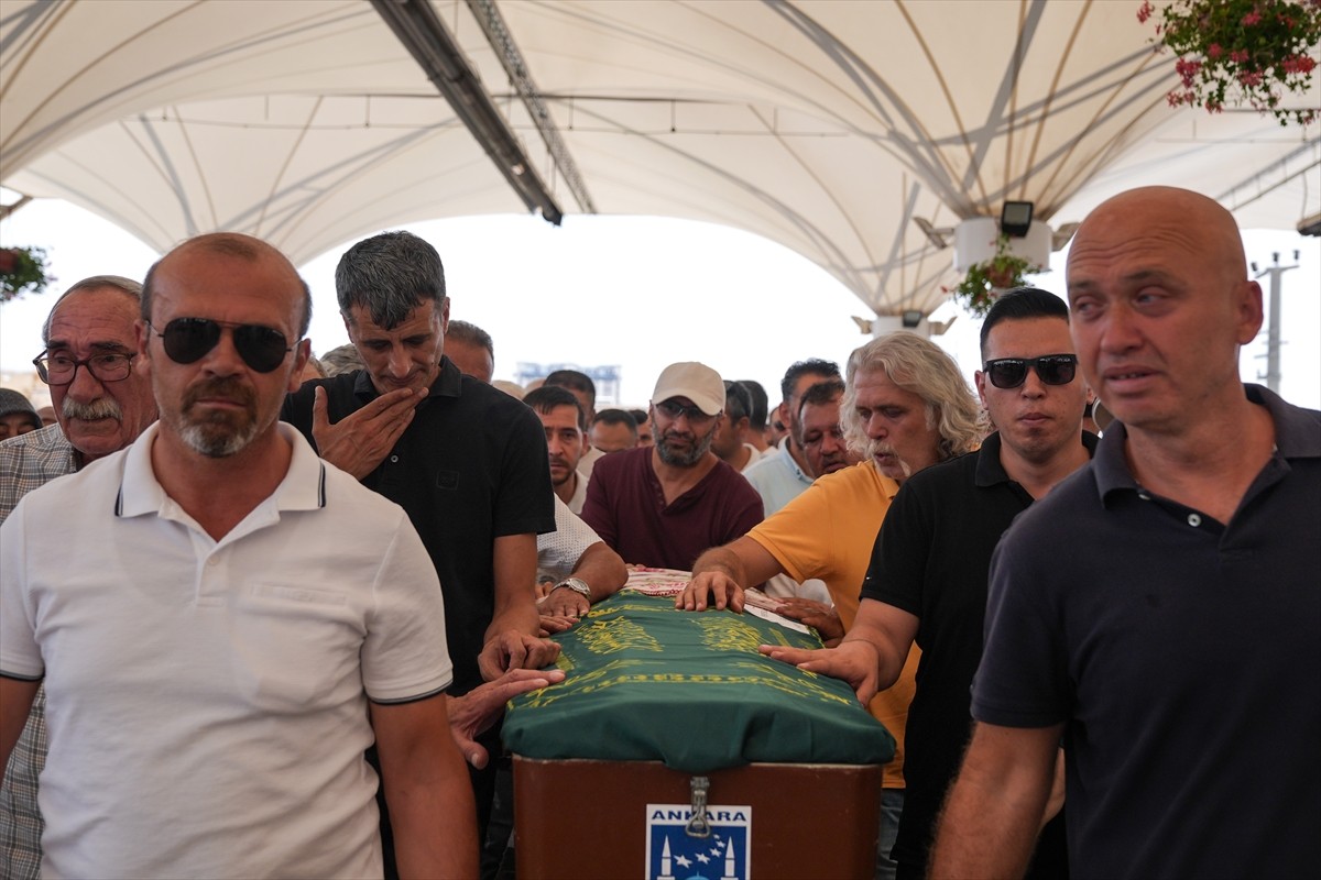 Ankara'nın Sincan ilçesinde, asansör boşluğuna düşerek hayatını kaybeden Beren Su Bolat'ın cenaze...