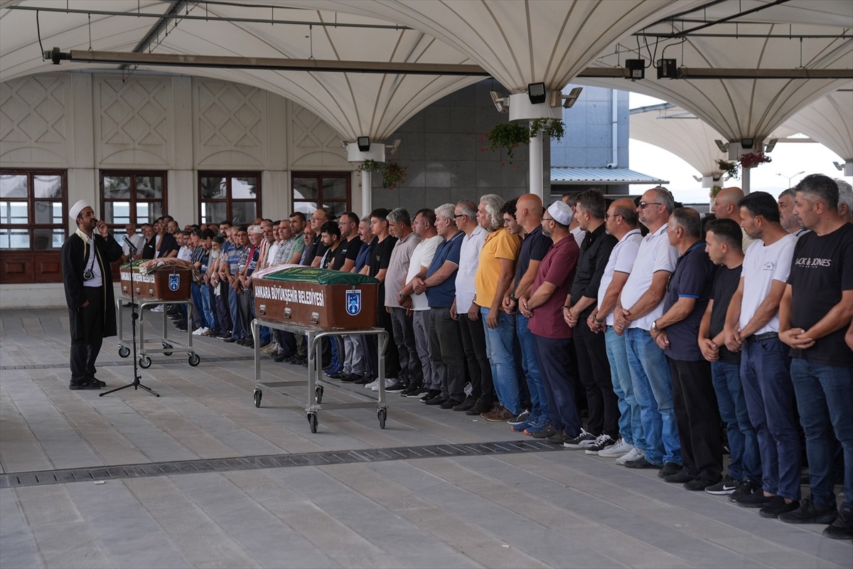 Ankara'nın Sincan ilçesinde, asansör boşluğuna düşerek hayatını kaybeden Beren Su Bolat'ın cenaze...