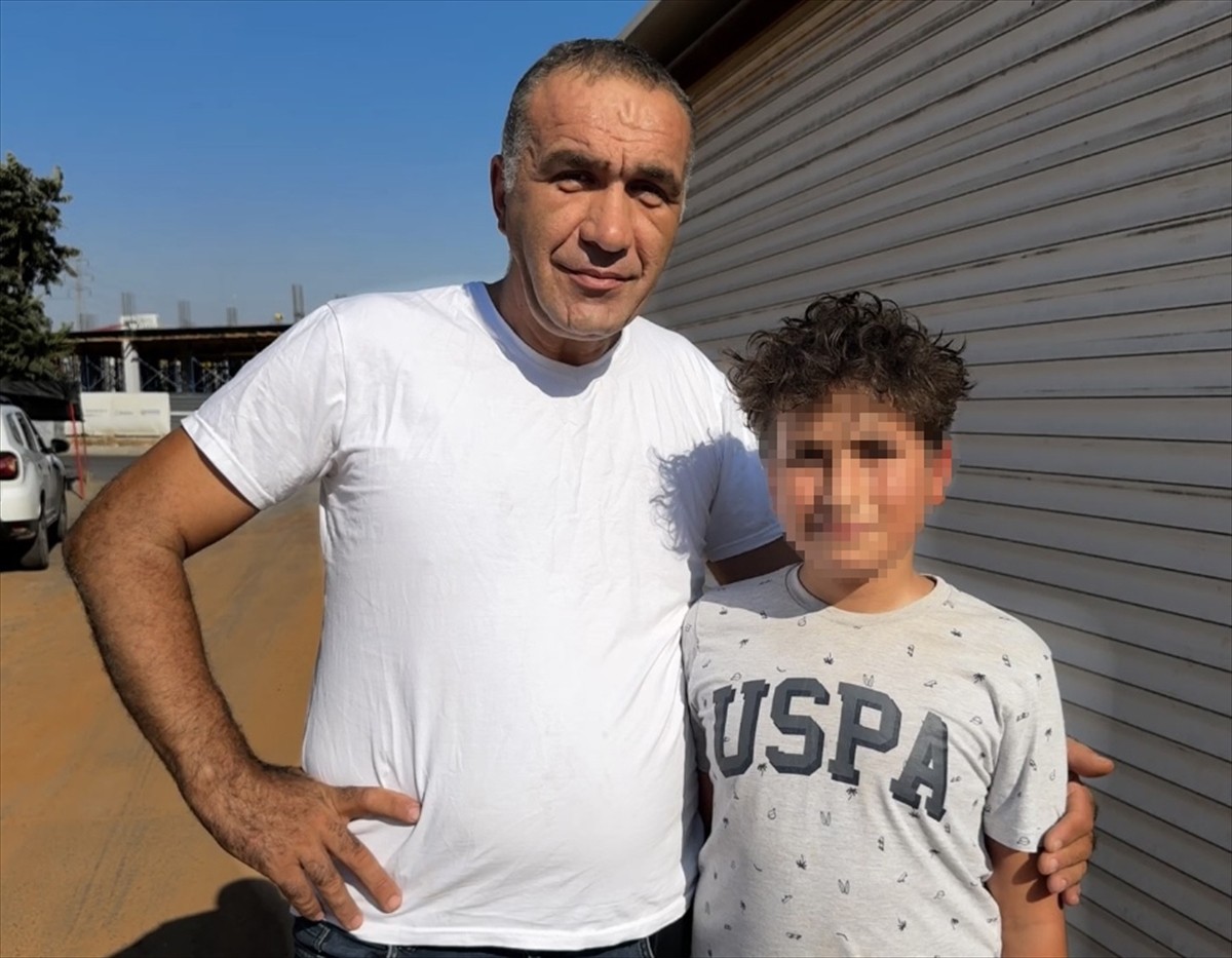 Antalya'da beslemeye çalıştığı sahipsiz köpeğin elini ısırması sonucu yaralanan 11 yaşındaki çocuk...