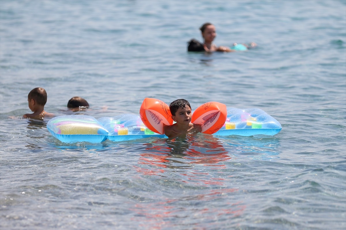 Antalya'da etkili olan sıcak hava ve nemden bunalanlar, sahillerle gölgelik alanlarda yoğunluk...