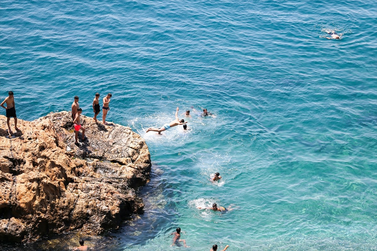 Antalya'da etkili olan sıcak hava ve nemden bunalanlar, sahillerle gölgelik alanlarda yoğunluk...