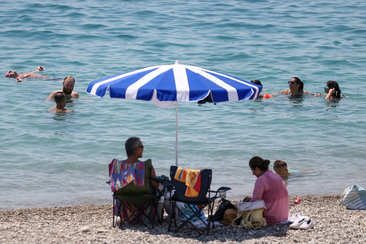 Antalya'da etkili olan sıcak hava ve nemden bunalanlar, sahillerle gölgelik alanlarda yoğunluk...