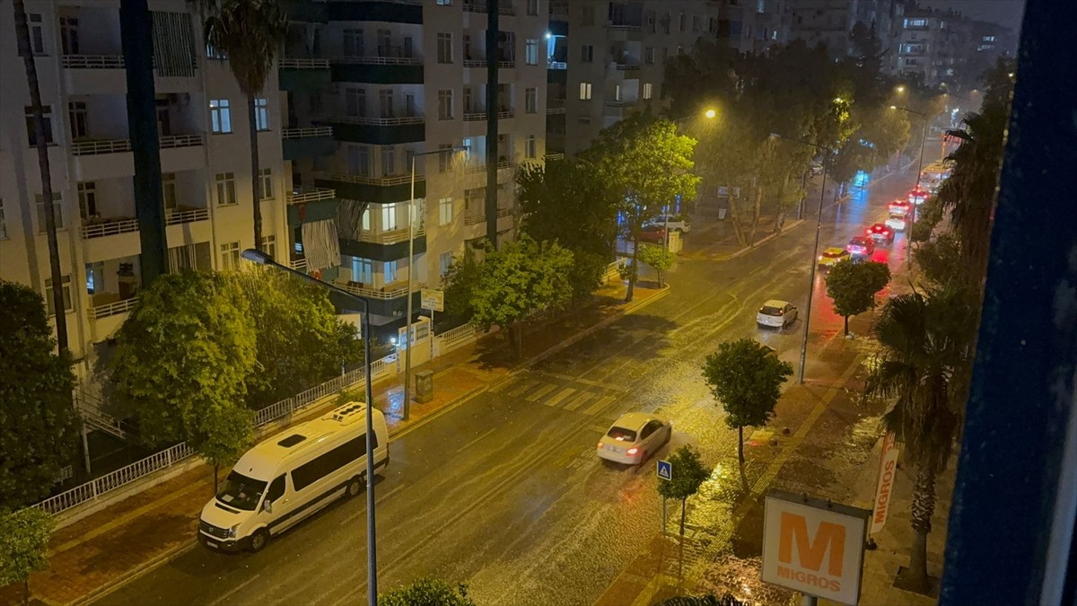 Antalya'da sağanak ve fırtına hayatı olumsuz etkiledi.
