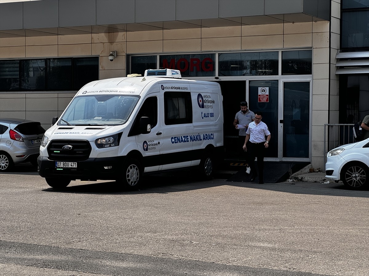 Antalya'nın Finike ilçesinde yüzmek için denize giren uzman çavuş boğuldu. Antalya Adli Tıp...