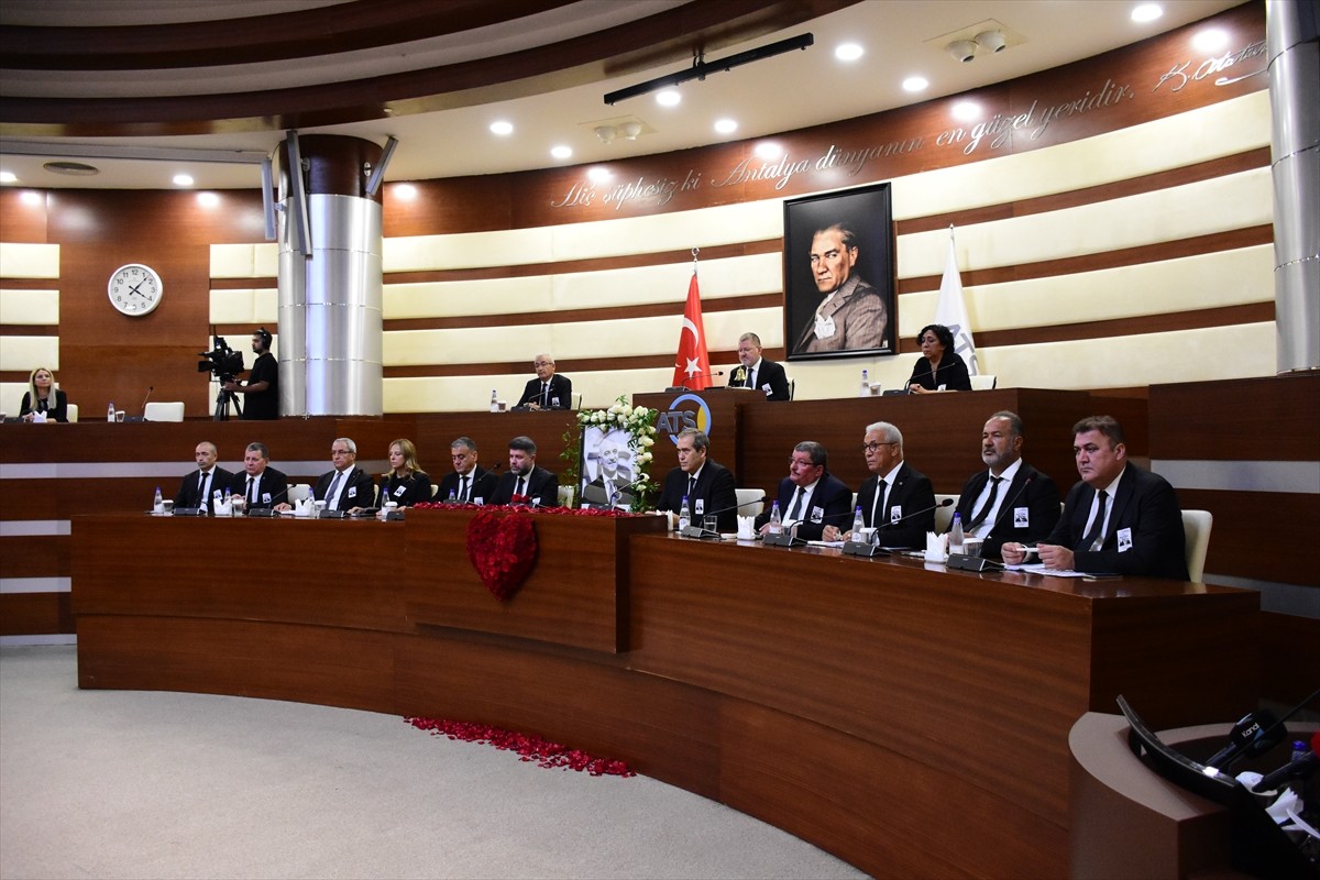 Antalya'nın Kemer ilçesinde geçirdiği tekne kazası sonucu hayatını kaybeden eski Antalya Ticaret...