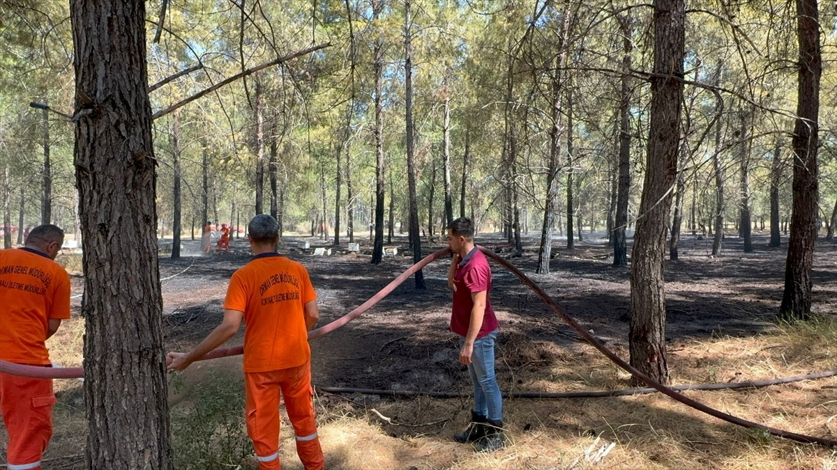 Antalya'nın Konyaaltı ilçesinde ormanlık alanda çıkan yangın, ekiplerin havadan ve karadan...