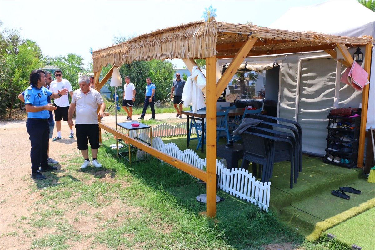 Antalya'nın Muratpaşa ilçesindeki Lara Halk Plajları'nda karavanların kamusal alanları işgal...