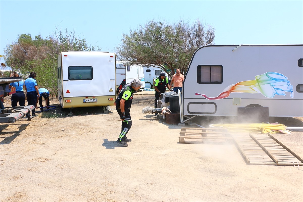 Antalya'nın Muratpaşa ilçesindeki Lara Halk Plajları'nda karavanların kamusal alanları işgal...