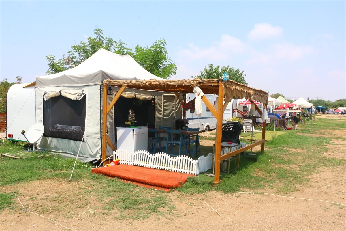 Antalya'nın Muratpaşa ilçesindeki Lara Halk Plajları'nda karavanların kamusal alanları işgal...