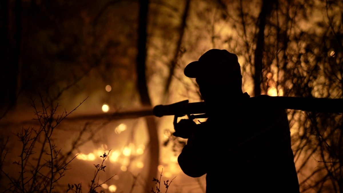 Antalya'nın Serik ilçesinde ormanlık alanda dün çıkan orman yangınını kontrol altına almak için...
