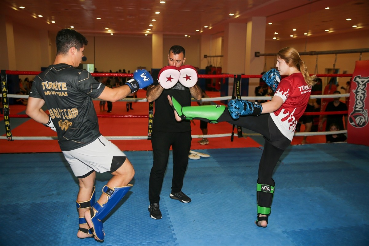 Antalya’da spor yaşamlarını sürdüren Muaythai büyükler dünya ikincisi 18 yaşındaki Zeliha Nur...