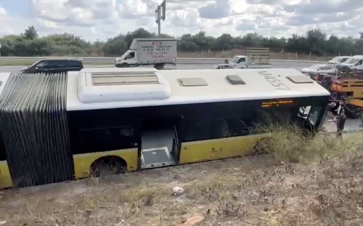 Arnavutköy'de İETT otobüsü, yol kenarındaki yağmur suyu kanalına düştü. Taşoluk...