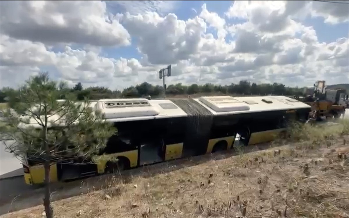 Arnavutköy'de İETT otobüsü, yol kenarındaki yağmur suyu kanalına düştü. Taşoluk...