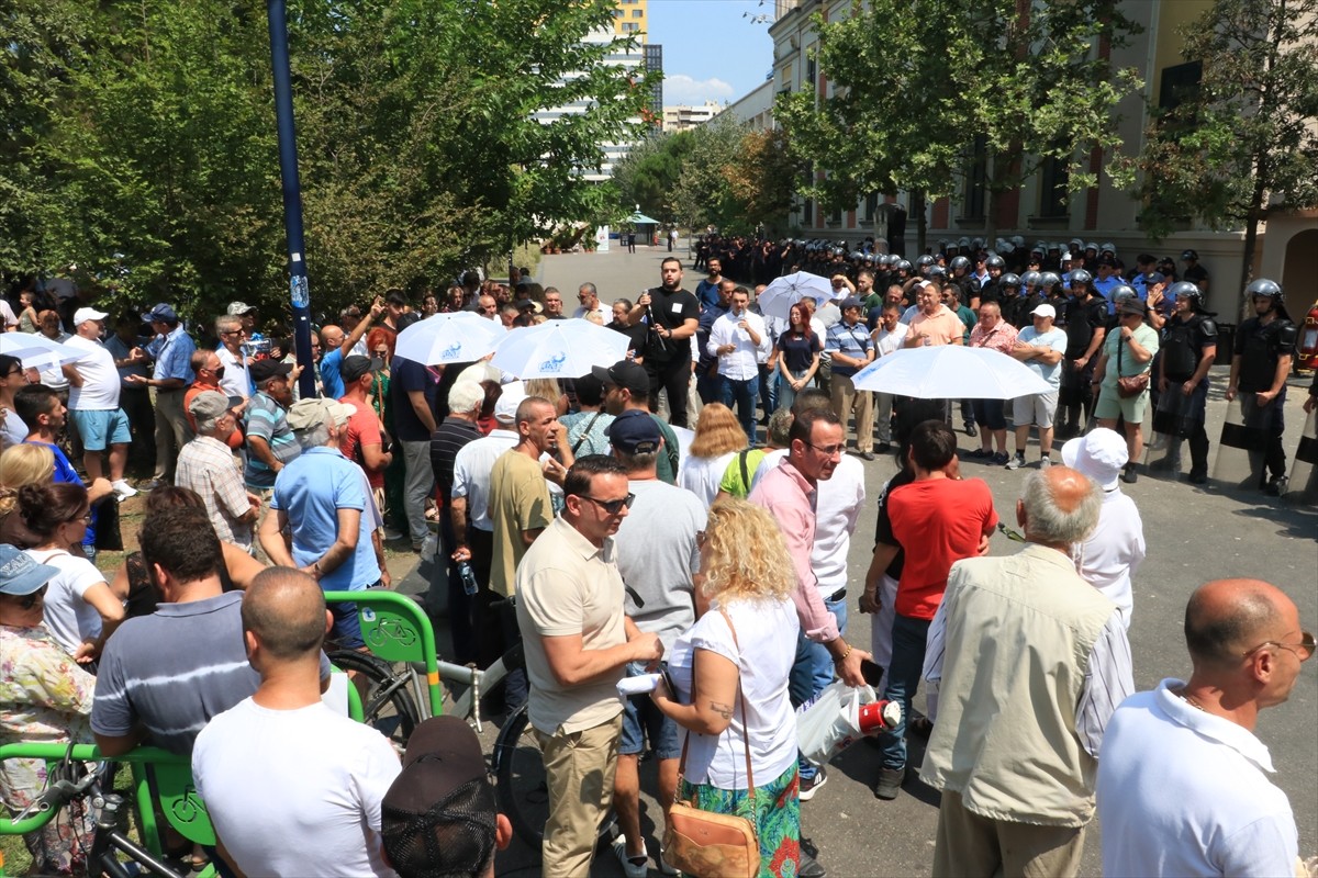 Arnavutluk'un başkenti Tiran'da, Belediye Başkanı Erion Veliaj'ın istifası, "belediyedeki...