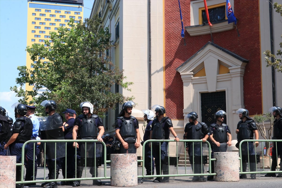 Arnavutluk'un başkenti Tiran'da, Belediye Başkanı Erion Veliaj'ın istifası, "belediyedeki...