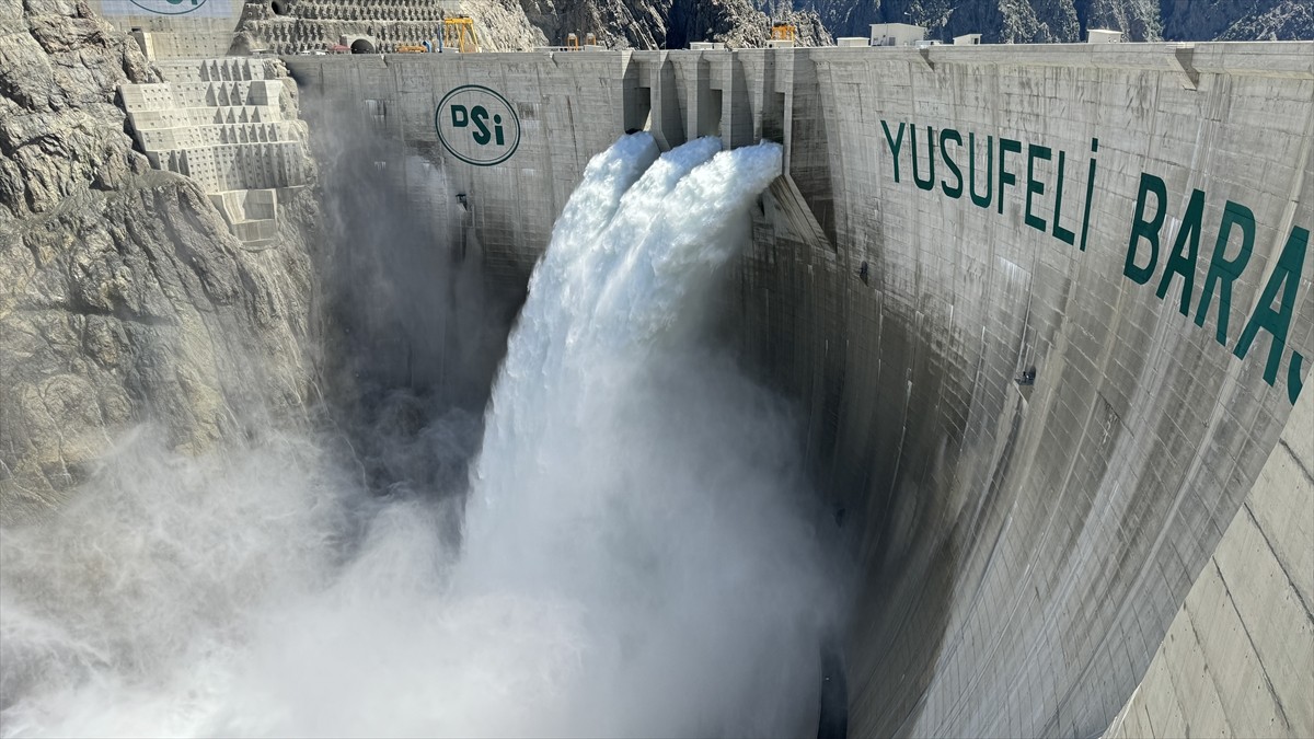 Artvin'de, temelden 275 metre gövde yüksekliğiyle Türkiye'nin en yüksek, dünyanın ise 5'inci...