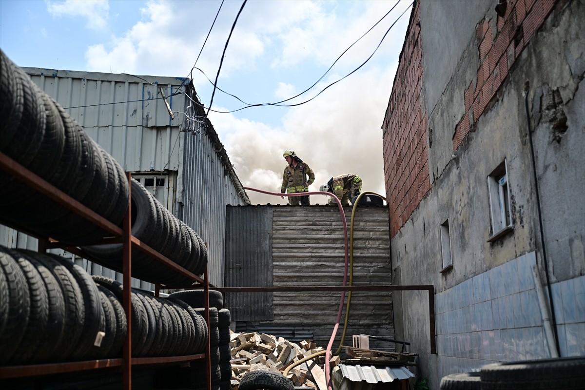 Avcılar'da hurdalık alanda çıkan yangına itfaiye ekipleri müdahale ediyor. 