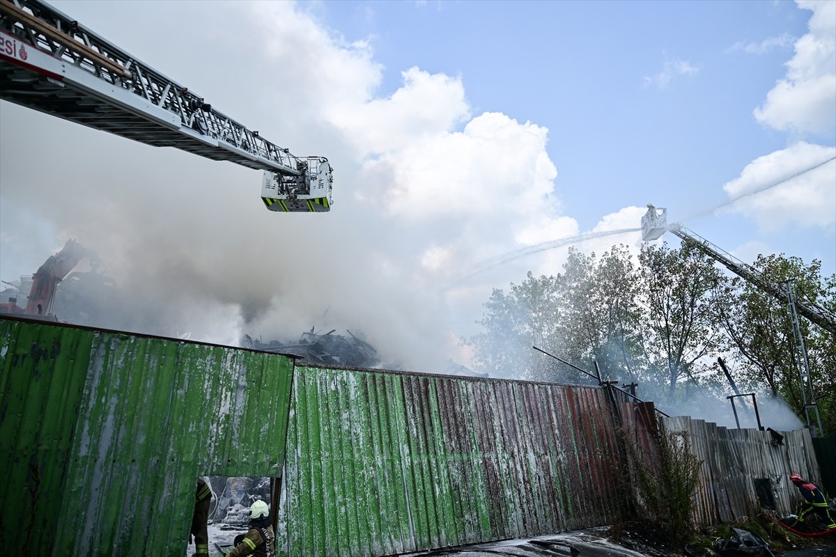 Avcılar'da hurdalık alanda çıkan yangına itfaiye ekipleri müdahale ediyor.