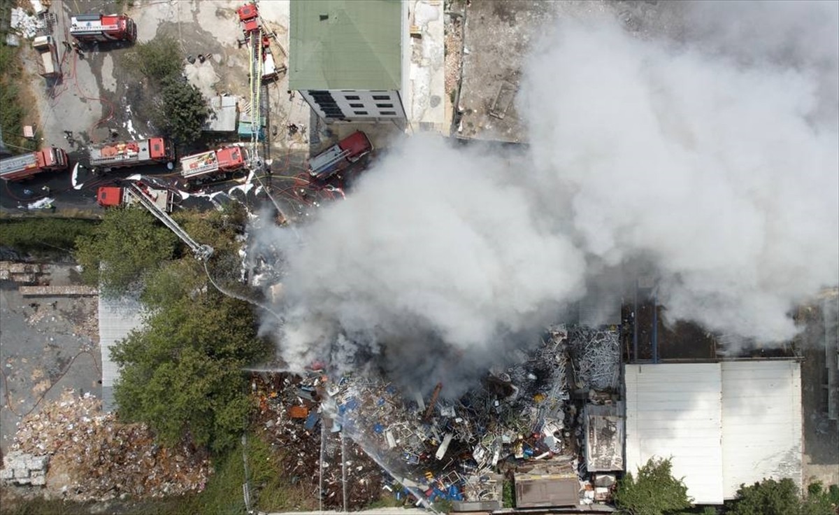 Avcılar'da hurdalık alanda çıkan yangına itfaiye ekipleri müdahale ediyor.
