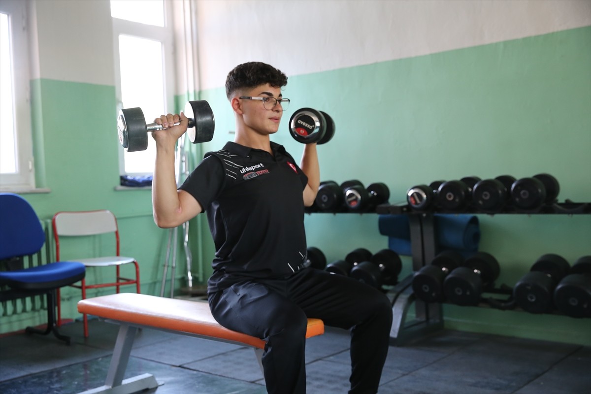 Babasının yönlendirmesiyle başlayıp milli halterci kız kardeşinin desteğiyle halterde ilerleyen...