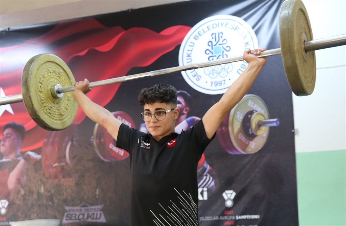 Babasının yönlendirmesiyle başlayıp milli halterci kız kardeşinin desteğiyle halterde ilerleyen...