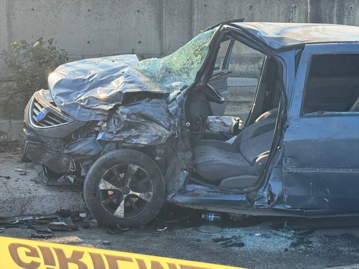 Bağcılar'da, kontrolden çıkan minibüsün karşı şeride geçerek otomobille çarpışması sonucu 1'i ağır...