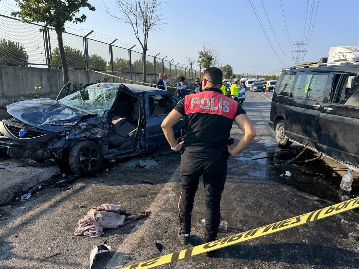 Bağcılar'da, kontrolden çıkan minibüsün karşı şeride geçerek otomobille çarpışması sonucu 1'i ağır...