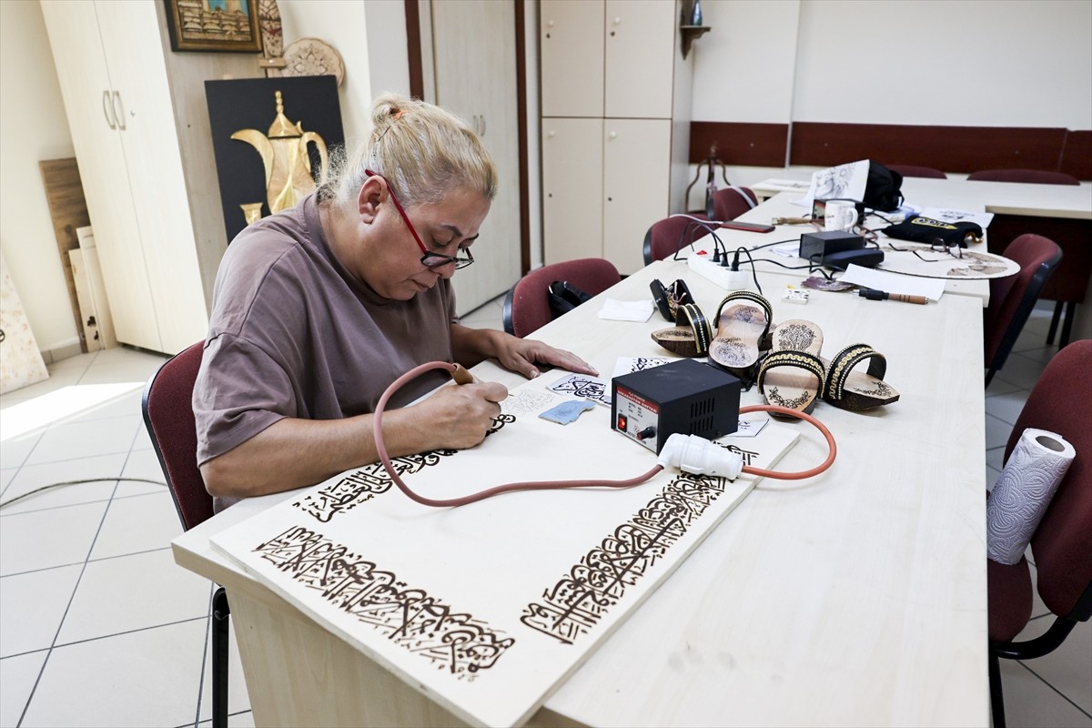 Bağcılar Belediyesi Kadın ve Aile Kültür Sanat Merkezi kursiyerlerinden Fidan Kayıkçı, hobi olarak...