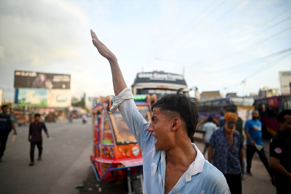 Bangladeş'te devam eden şiddet olayları nedeniyle hükümet, kamu istihdamındaki reformları protesto...