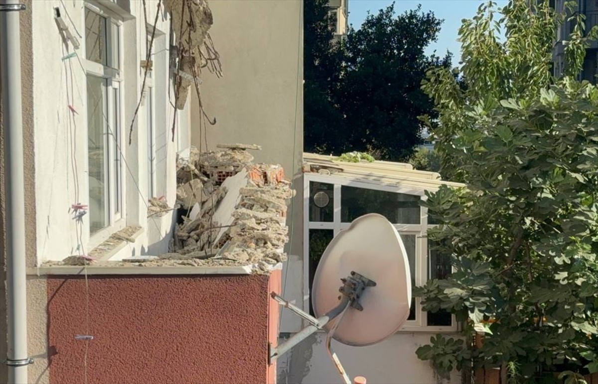 Bayrampaşa'da balkonu çöken üç katlı bina tedbir amaçlı tahliye edildi.