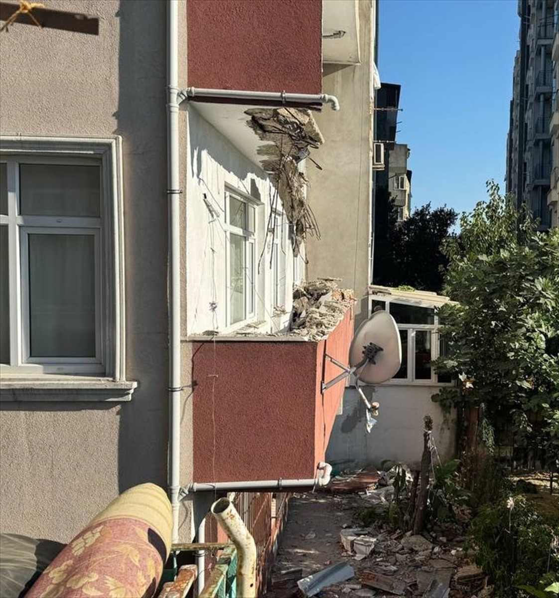 Bayrampaşa'da balkonu çöken üç katlı bina tedbir amaçlı tahliye edildi.