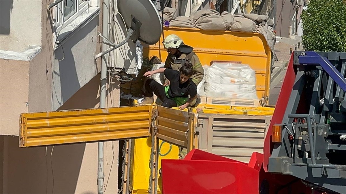 Beşiktaş'ta, park halindeyken inşaat malzemeleri indirildiği sırada yokuş aşağı hareket eden...