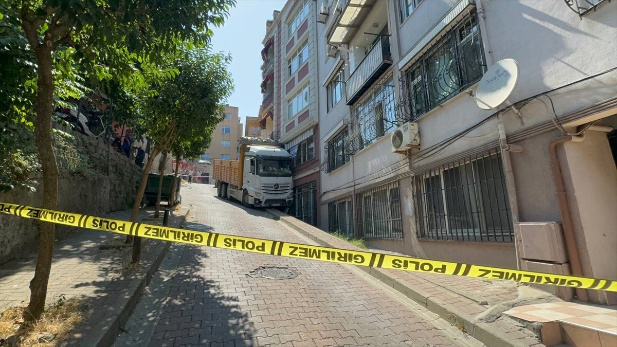Beşiktaş'ta, park halindeyken inşaat malzemeleri indirildiği sırada yokuş aşağı hareket eden...