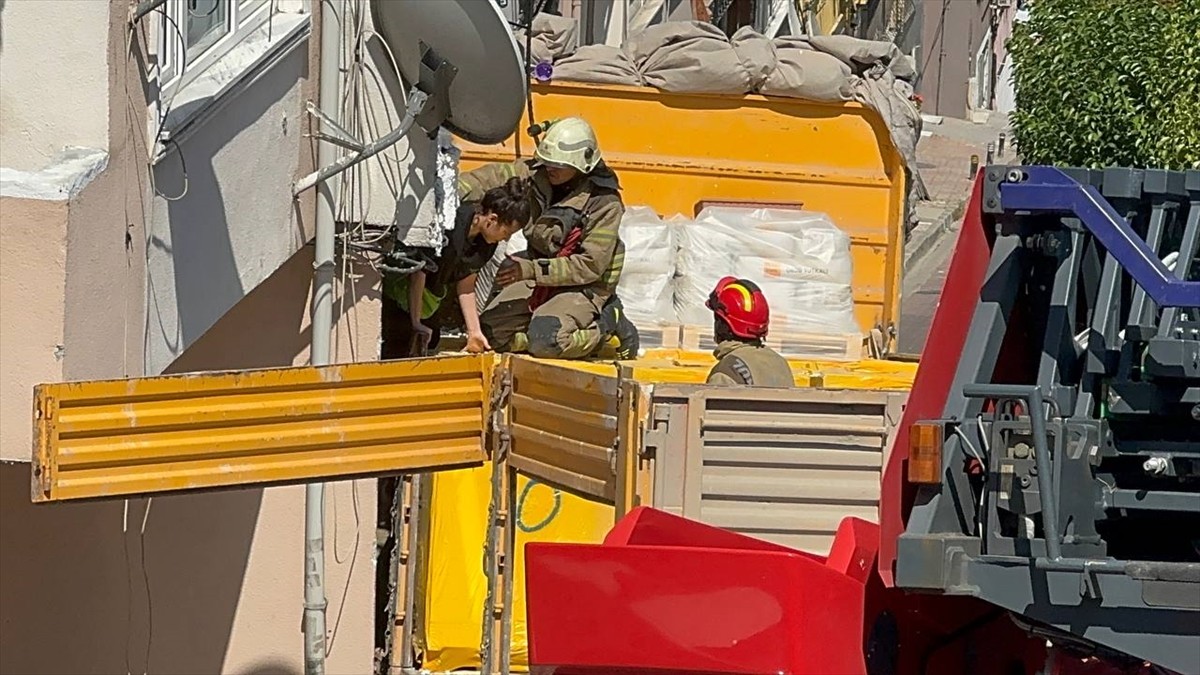Beşiktaş'ta, park halindeyken inşaat malzemeleri indirildiği sırada yokuş aşağı hareket eden...