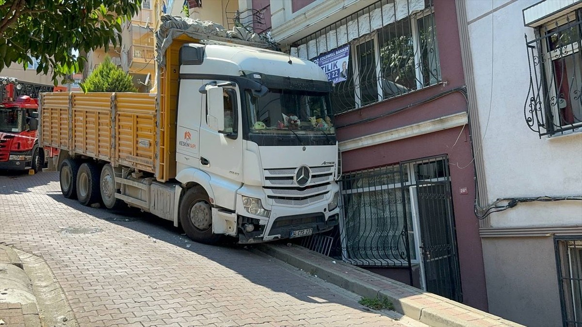 Beşiktaş'ta, park halindeyken inşaat malzemeleri indirildiği sırada yokuş aşağı hareket eden...