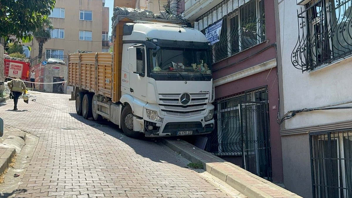 Beşiktaş'ta, park halindeyken inşaat malzemeleri indirildiği sırada yokuş aşağı hareket eden...