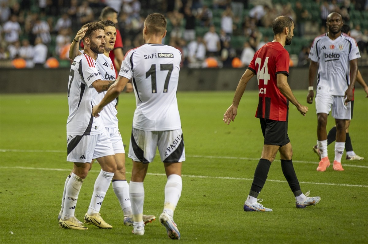 Beşiktaş Futbol Takımı, hazırlık maçında Gençlerbirliği ile Kocaeli Yıldız Entegre Stadı'nda...
