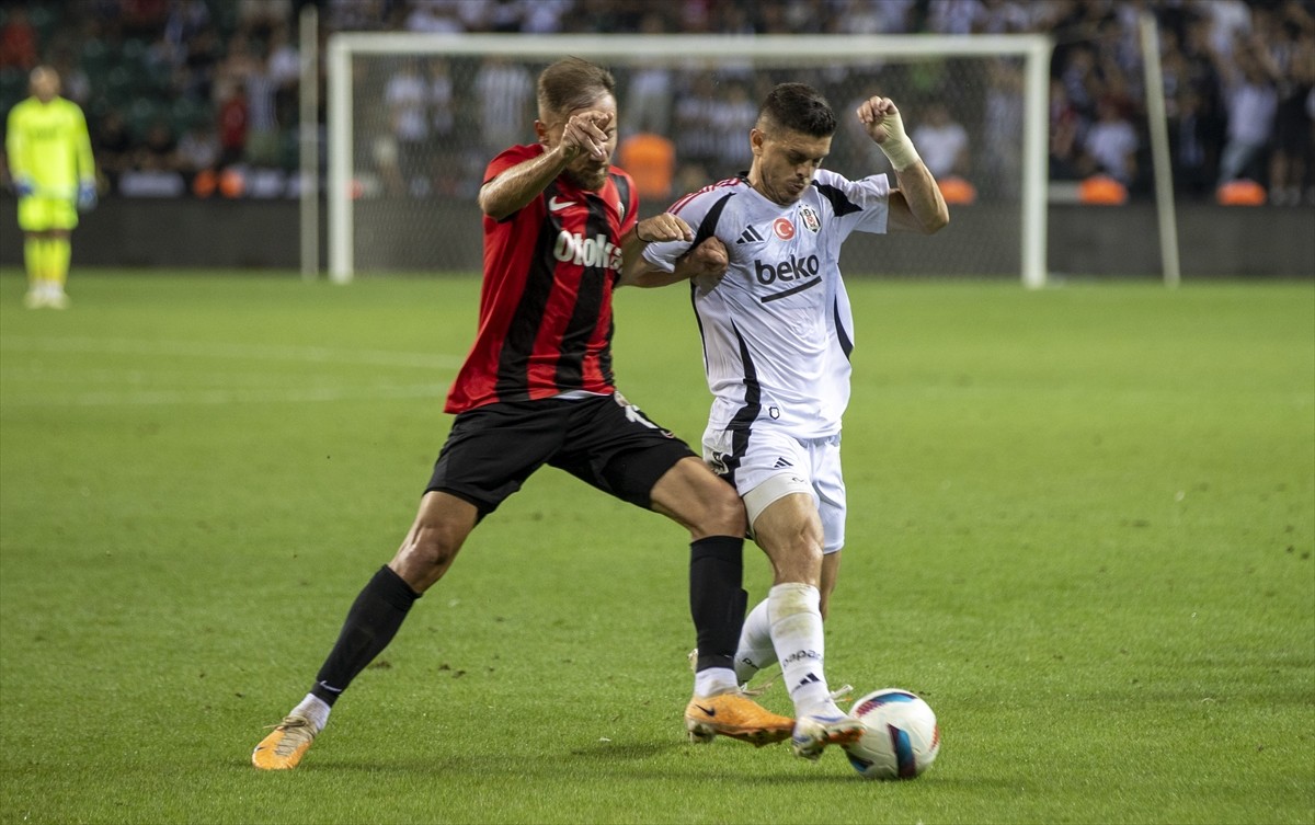 Beşiktaş Futbol Takımı, hazırlık maçında Gençlerbirliği ile Kocaeli Yıldız Entegre Stadı'nda...