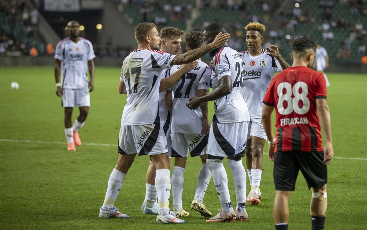 Beşiktaş Futbol Takımı, hazırlık maçında Gençlerbirliği ile Kocaeli Yıldız Entegre Stadı'nda...