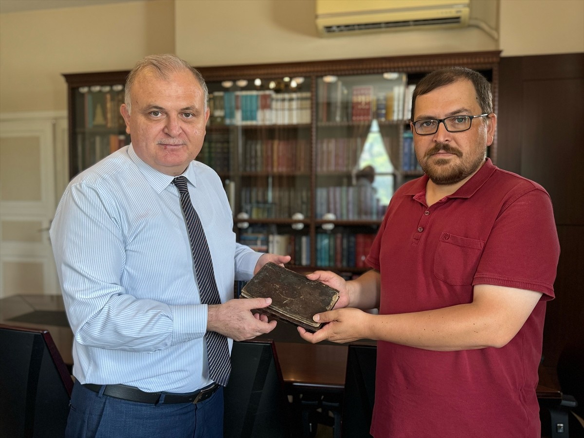 Beşir Ağa Kütüphanesi'nin koleksiyonundan yaklaşık 250 yıl önce kaybolan el yazması eser, ait...