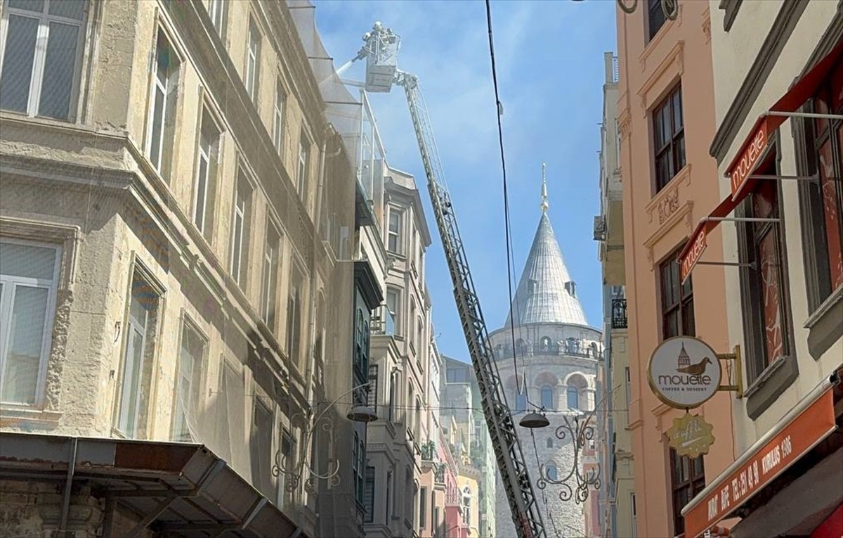 Beyoğlu'nda bir otelin çatısında çıkan yangın, itfaiye ekiplerinin müdahalesiyle söndürüldü....