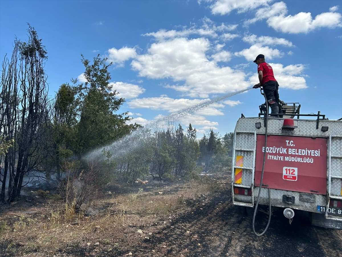 Bilecik’in Bozüyük ilçesinde çıkan arazi yangını kontrol altına alındı.