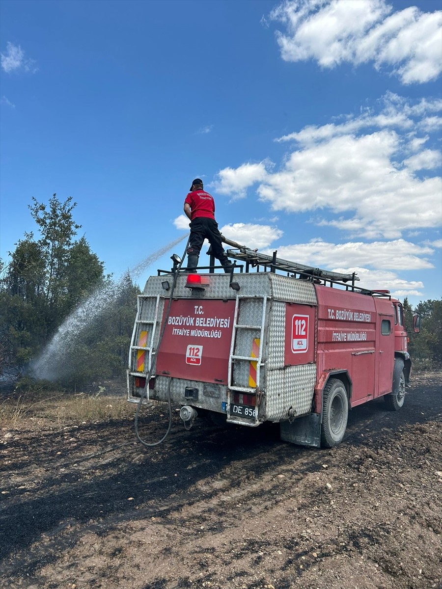Bilecik’in Bozüyük ilçesinde çıkan arazi yangını kontrol altına alındı.