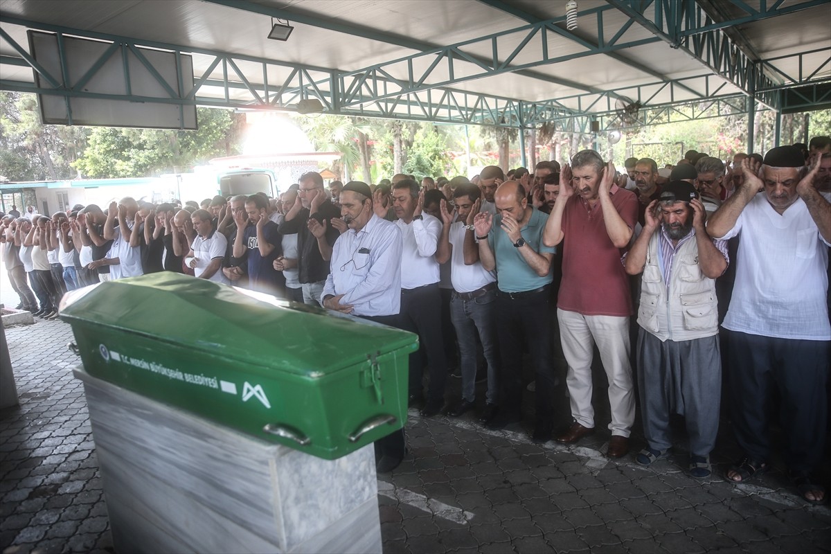 Bingöl'deki bıçaklı saldırıda hayatını kaybeden 83 yaşındaki Buradin Budancamanak'ın cenazesi...