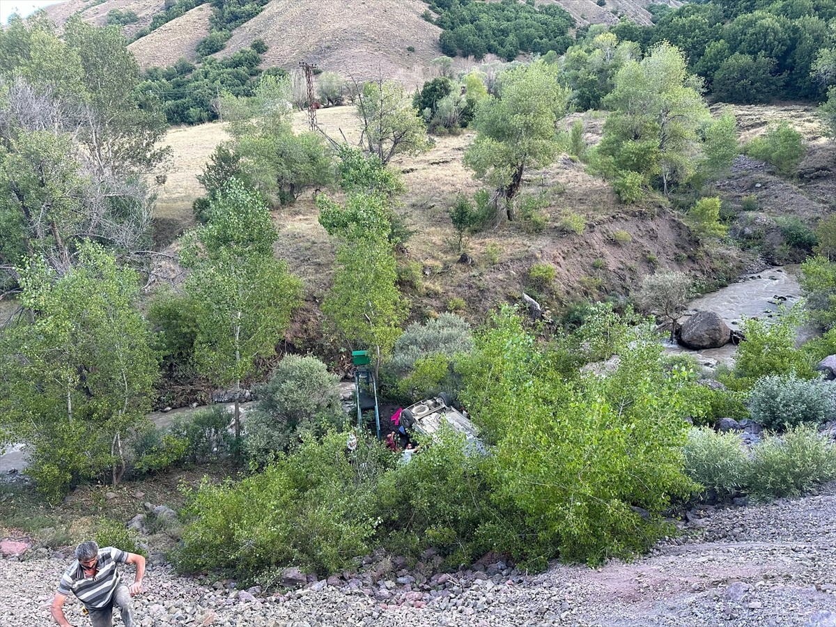 Bingöl'ün Yedisu ilçesinde hafif ticari aracın şarampole devrilmesi sonucu 5 kişi yaralandı.